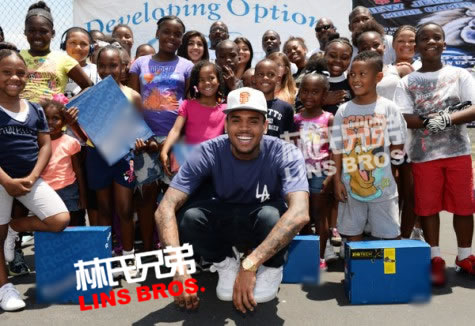 Chris Brown做慈善..向洛杉矶的青少年捐赠运动鞋 (3张照片)