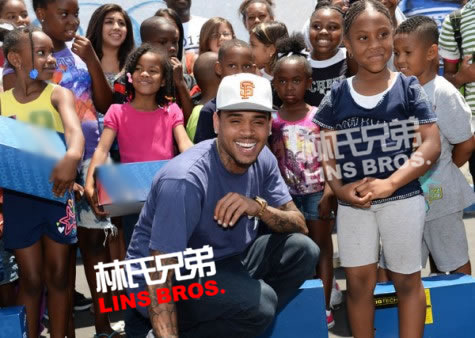 Chris Brown做慈善..向洛杉矶的青少年捐赠运动鞋 (3张照片)