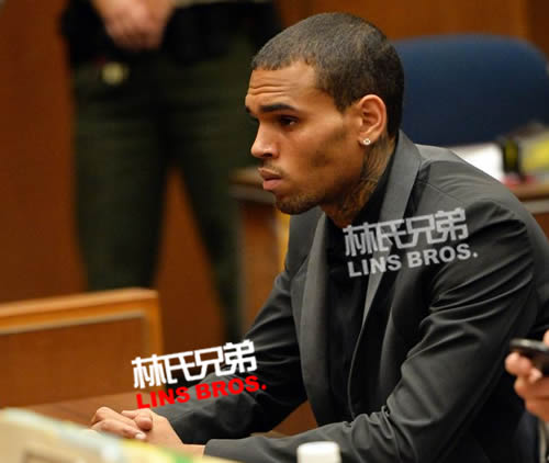 Chris Brown 缓刑期撤销..但他现在还是自由的..8月份最终判决