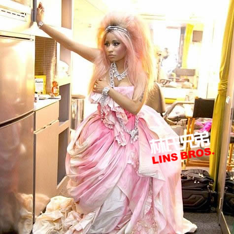 Nicki Minaj揭开新的香水名叫Minajesty .. 她的第二款香水 (照片)