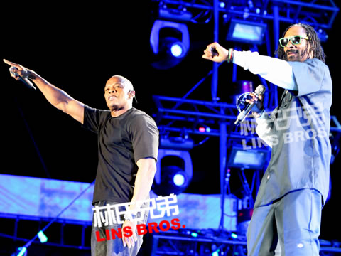 多久没有没见Dr. Dre演出? 他离开“山洞”与Snoop Dogg在BET热身音乐会上表演 (视频)