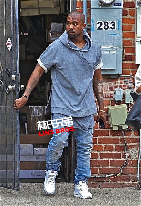时尚! Kanye West穿出他与法国品牌A.P.C.最新新款服装出现在公众视野中 (7张照片)