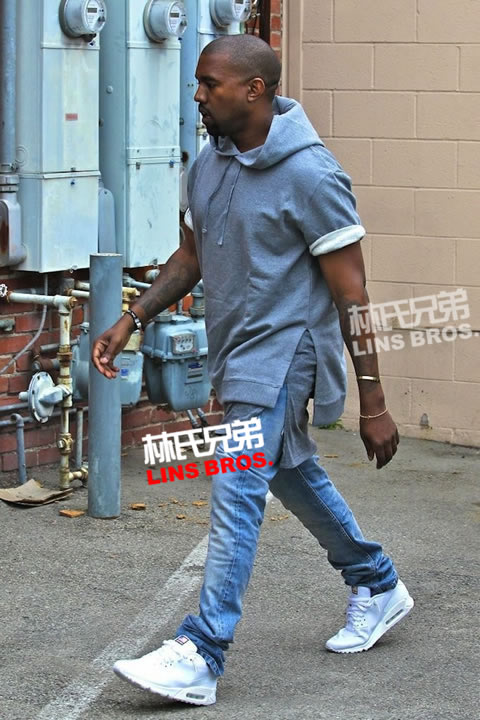 时尚! Kanye West穿出他与法国品牌A.P.C.最新新款服装出现在公众视野中 (7张照片)