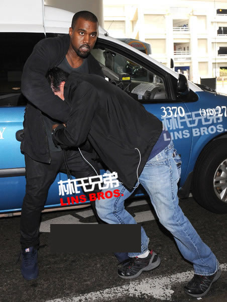 出大事了!! 事情对Kanye West很不利..Kanye失控拉拽狗仔导致他受伤 (10张照片/2部视频)