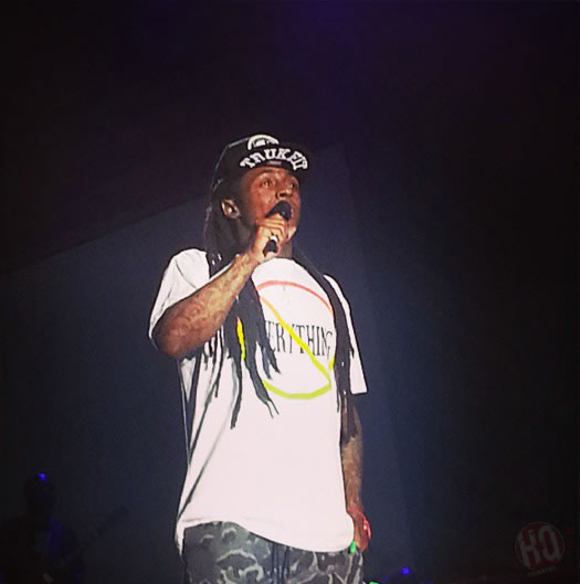 性感女郎陪伴Lil Wayne演出.. Weezy演唱会现场玩起滑板 (13张照片)