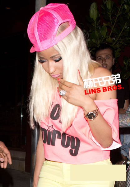 Nicki Minaj手上好大的戒指.. 好像是同事DJ Khaled向她求婚的大颗钻戒 (6张照片)