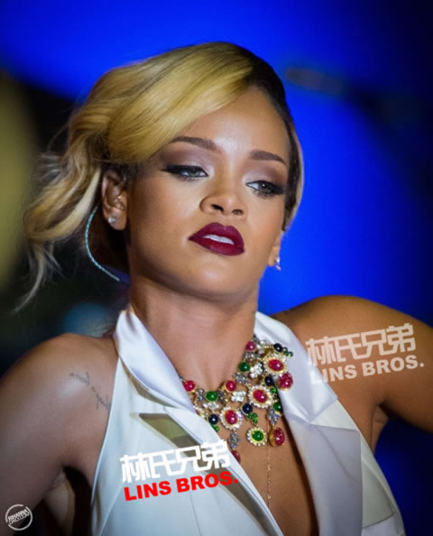 Rihanna穿新服装在摩纳哥蒙特卡洛Sporting Summer Festival演出 (Pt.1/15张照片)