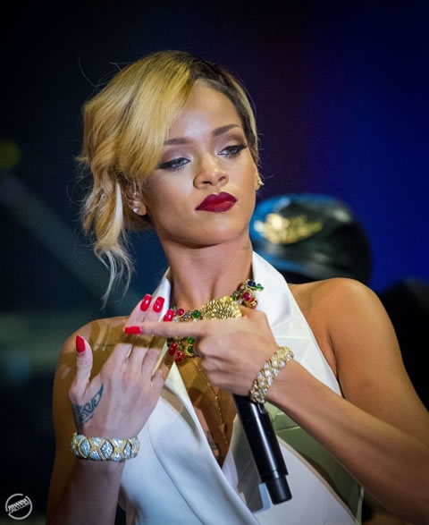 Rihanna穿新服装在摩纳哥蒙特卡洛Sporting Summer Festival演出 (Pt.2/15张照片)