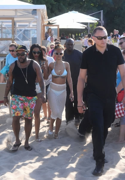 性感比基尼.. Rihanna清凉装出现在波兰海滩享受假日 (Pt.1/21张照片)