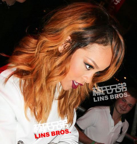 Rihanna In Paris..她再次来到巴黎..RiRi变成吉他高手 (8张照片)