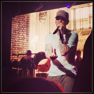 Eminem 在纽约Shock the World活动上表演..卖力演出看上去有点憔悴 (8张照片)