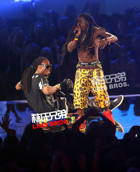 这个瞬间太经典!! 太像了..Lil Wayne和好兄弟2 Chainz一样的动作一样的形象 (照片)