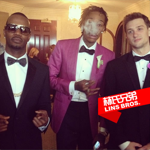 Suit and Tie!!! Wiz Khalifa 和Amber Rose 正式走进婚礼殿堂..Juicy J等伴郎 (2张照片)