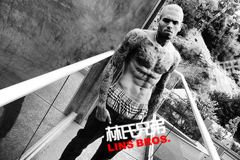 可以笑了!  Chris Brown恢复健康..喜欢NBA老鹰队.. 在白天开夏日泳池Party (8张照片)