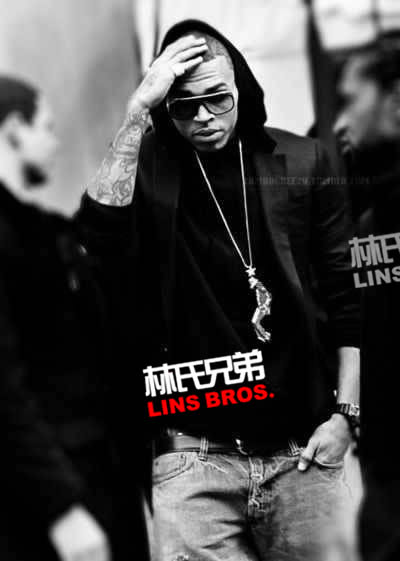 Chris Brown躺在跳板上..登上Blank 杂志封面 (9张照片)