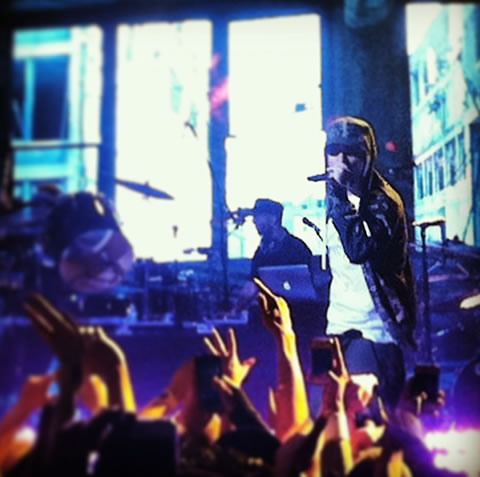 Eminem 在纽约Shock the World活动上表演..卖力演出看上去有点憔悴 (8张照片)
