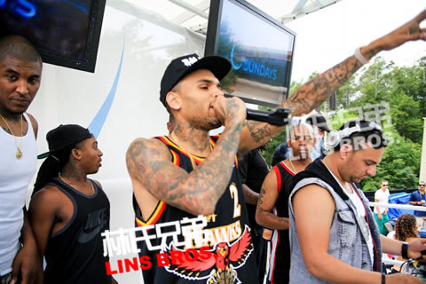 可以笑了!  Chris Brown恢复健康..喜欢NBA老鹰队.. 在白天开夏日泳池Party (8张照片)