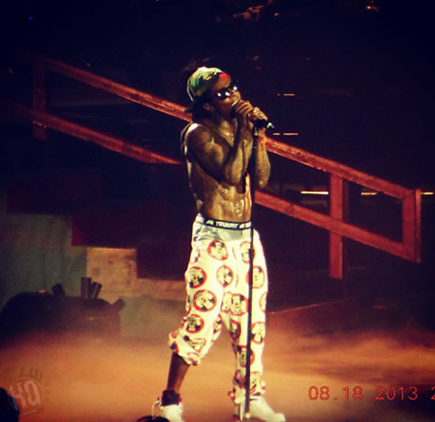 Lil Wayne在休斯敦举行America’s Most Wanted演唱会..穿米老鼠裤子 (12张照片)