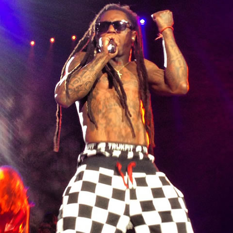 穿着谁的头像T shirt? Lil Wayne在印第安纳波利斯举行巡回演唱会 (12张照片)
