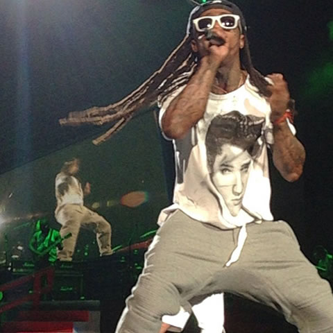 穿着谁的头像T shirt? Lil Wayne在印第安纳波利斯举行巡回演唱会 (12张照片)