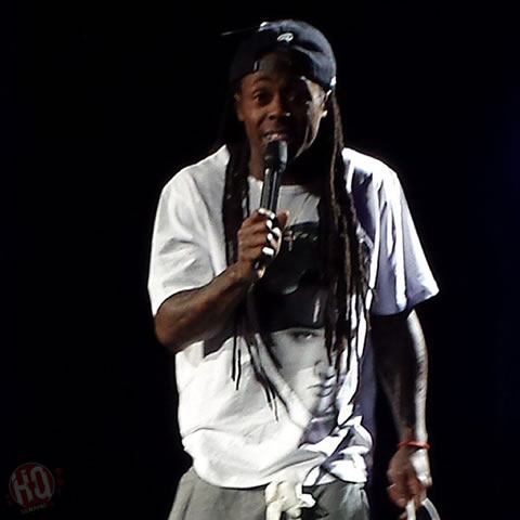 穿着谁的头像T shirt? Lil Wayne在印第安纳波利斯举行巡回演唱会 (12张照片)