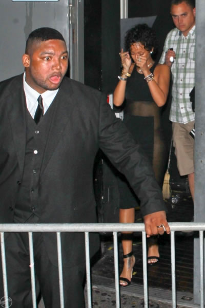 从上到下全透明..Rihanna 性感着装出现在洛杉矶夜店Party (10张照片)