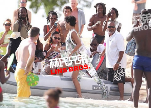 Work hard, play hard..Rihanna继续在家乡巴巴多斯海边玩..潜水 (10张照片)