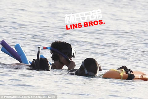 Work hard, play hard..Rihanna继续在家乡巴巴多斯海边玩..潜水 (10张照片)