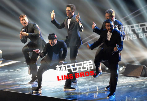 Justin Timberlake和他的超级男孩*NSYNC组合在2013 VMAs重聚表演Bye Bye Bye (视频)