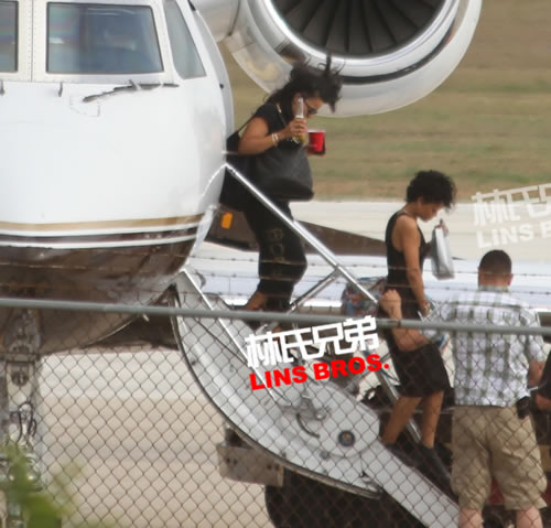 基本上一天一个地方..Rihanna乘私人飞机回到家乡巴巴多斯 (4张照片)