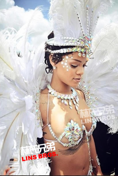 几乎全裸..Rihanna穿性感钻石比基尼参加家乡Barbados嘉年华狂欢 (14张照片)