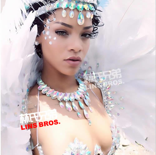 几乎全裸..Rihanna穿性感钻石比基尼参加家乡Barbados嘉年华狂欢 (14张照片)
