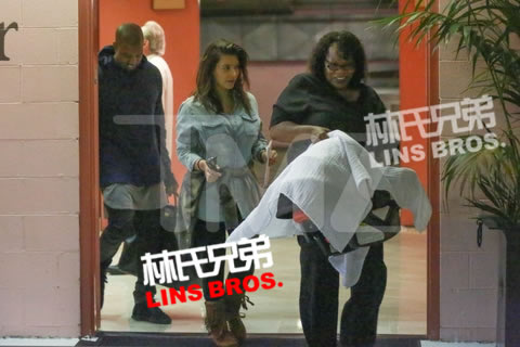 第一组照片! Kanye West, 卡戴珊和孩子North West第一次出现在公众视野中 (11张照片)