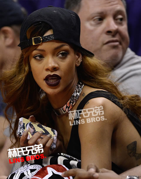 Rihanna的偶像是2Pac.. 女王Beyonce的偶像是Biggie.. 有点针锋相对的味道 (照片)