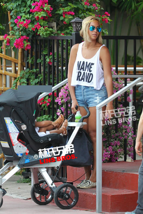Beyoncé展示新的发型金发..和老公Jay Z, 女儿Blue Ivy在迈阿密 (8张照片)