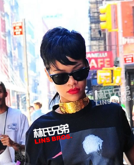 Rihanna在纽约爱上一个人出行..爱上乘坐出租车 (12张照片)