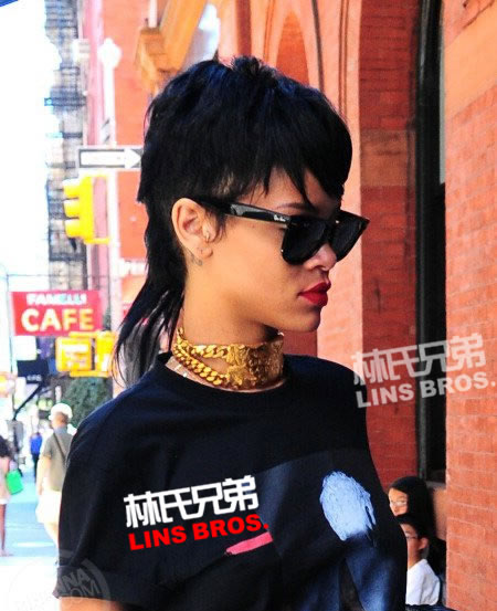 Rihanna在纽约爱上一个人出行..爱上乘坐出租车 (12张照片)
