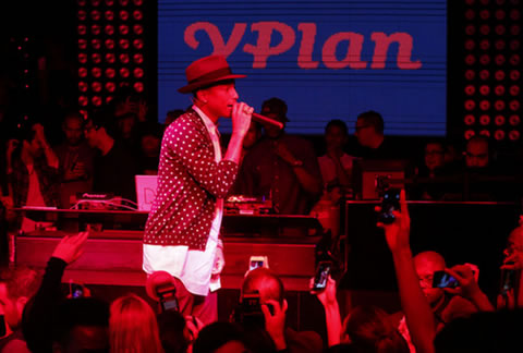 很少演出的Pharrell在YPlan Party为歌迷演出 (7张照片)