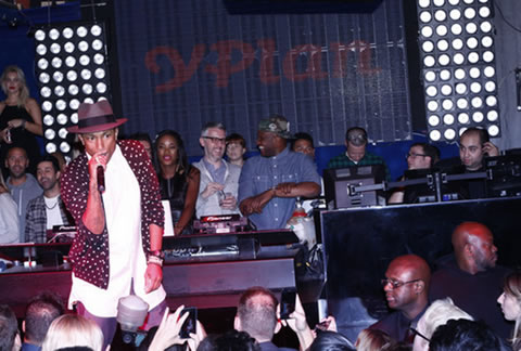 很少演出的Pharrell在YPlan Party为歌迷演出 (7张照片)