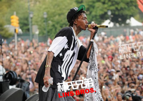 Wiz Khalifa去演出之前有了新的交通工具..酷酷地踩上滑板 (7张照片)