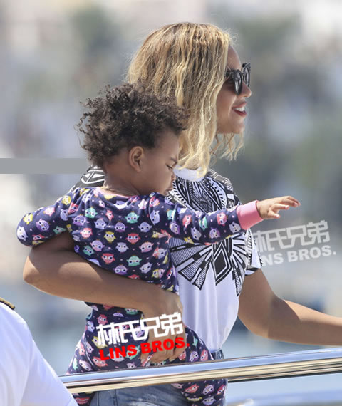 度假时间..Jay Z和老婆Beyoncé, 女儿Blue Ivy来到西班牙..当然是游艇生活 (6张照片)