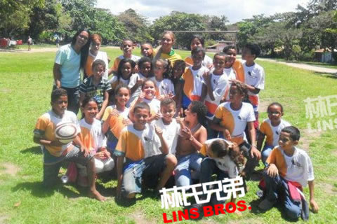 足球..Beyonce在足球圣地巴西里约热内卢与孩子踢足球 (4张照片) 