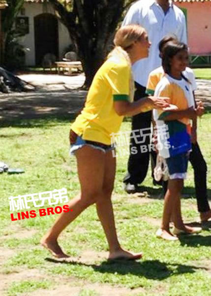 足球..Beyonce在足球圣地巴西里约热内卢与孩子踢足球 (4张照片) 