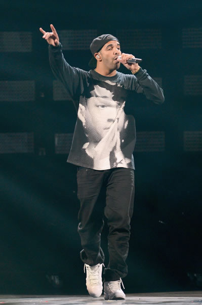 Drake穿Will Smith儿子Jaden头像衣服..遇见拳王梅威瑟 (iHeartRadio音乐节清晰照片)