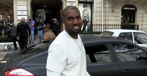 神奇! Kanye West面对狗仔有说有笑尊重狗仔..与近日在美国咆哮狗仔形成对比 (视频)