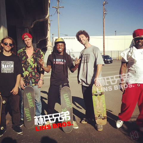 重回滑板生活..Lil Wayne和好兄弟在洛杉矶街头玩滑板 (5张照片)