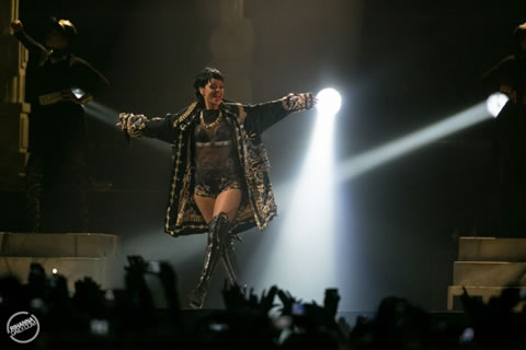 换回原来服装.. Rihanna来到澳大利亚珀斯举行Diamonds World Tour (10张照片)