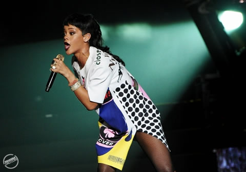 走遍亚洲! Rihanna在2013 F1新加坡大奖赛演出..又做出挑衅动作 (12张照片)