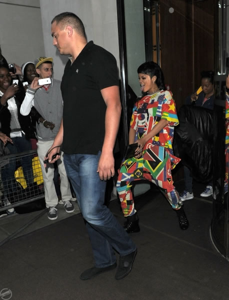 未成年勿入!! Rihanna喜欢男人的大**..现在她收到类似礼物展示给公众秀秀 (12张照片)