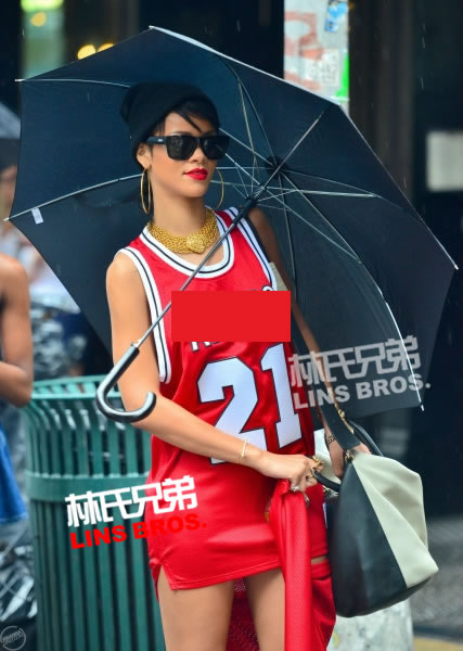 Umbrella! Rihanna在Umbrella下面..在纽约自己撑伞 (11张照片)